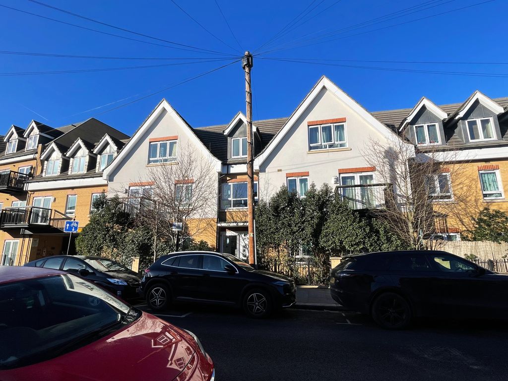 2 bed flat for sale in Featherstone Court, Featherstone Road, Southall UB2, £330,000