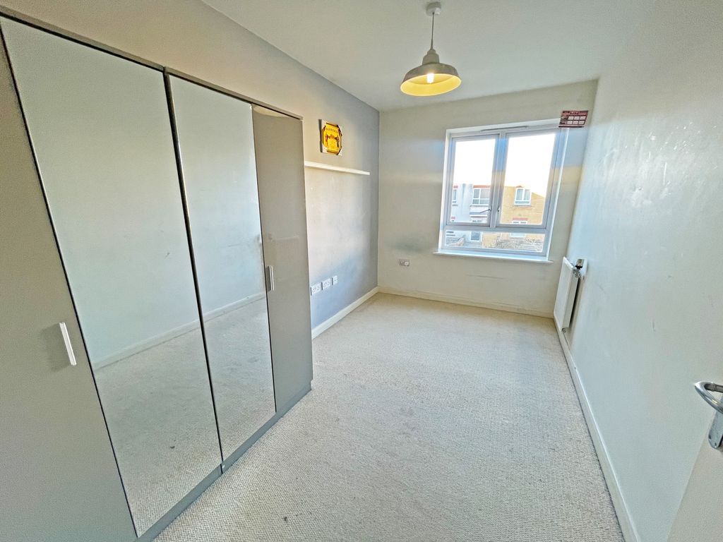 2 bed flat for sale in Featherstone Court, Featherstone Road, Southall UB2, £330,000