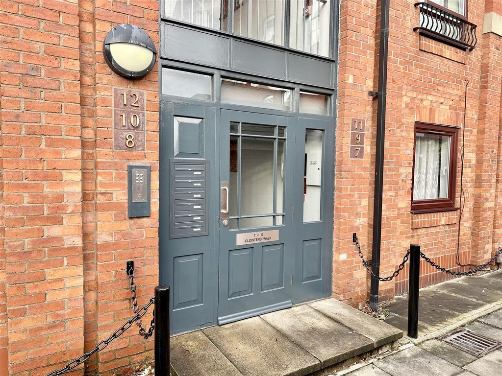 2 bed property to rent in Cloisters Walk, York YO31, £1,800 pcm