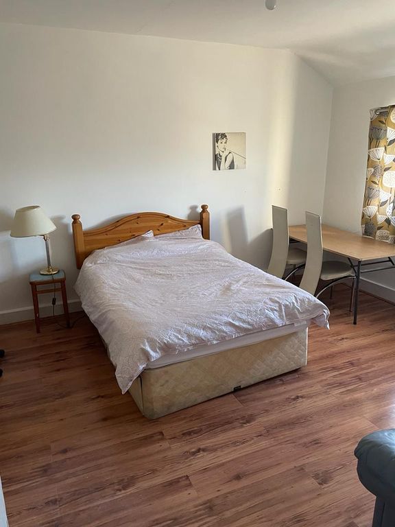 Room to rent in Burnt Ash Hill, London SE12, £850 pcm