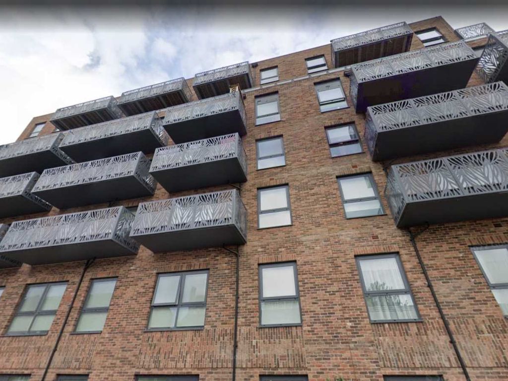 1 bed flat to rent in Poplar Riverside, Poplar, London E14, £2,076 pcm