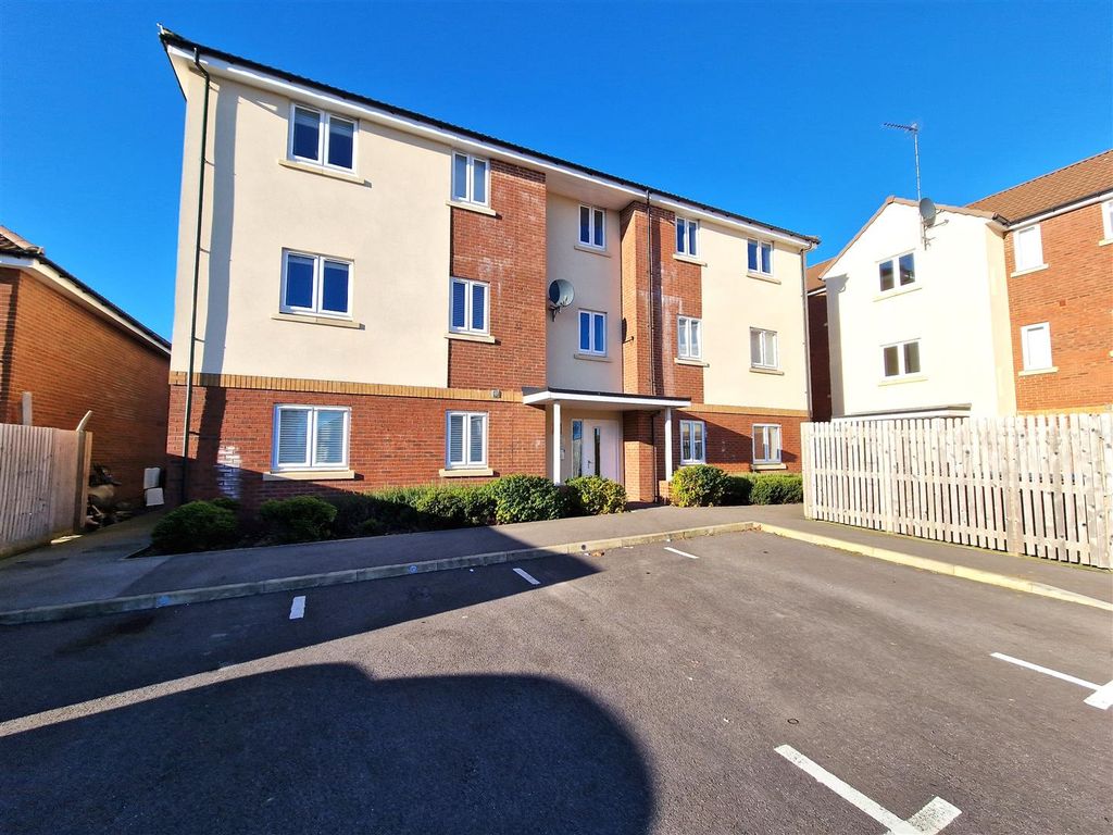 2 bed flat for sale in Signal Way, Chippenham SN14, £187,500