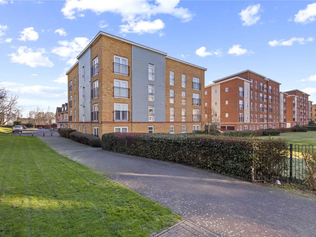 2 bed flat for sale in Little Hackets, Havant, Hampshire PO9, £160,000