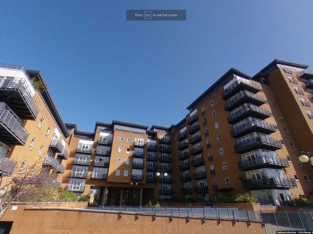 2 bed flat to rent in Docklands, London, London E14, £2,011 pcm