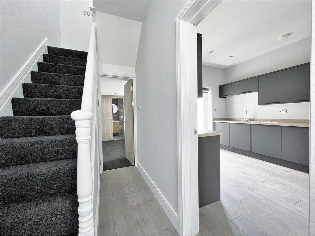 3 bed end terrace house to rent in Montgomery Street, Hove BN3, £3,350 pcm