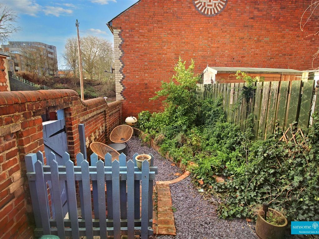 2 bed end terrace house for sale in Katesgrove Lane, Reading RG1, £310,000