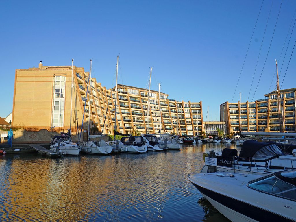 2 bed flat for sale in Oyster Quay, Port Solent PO6, £335,000