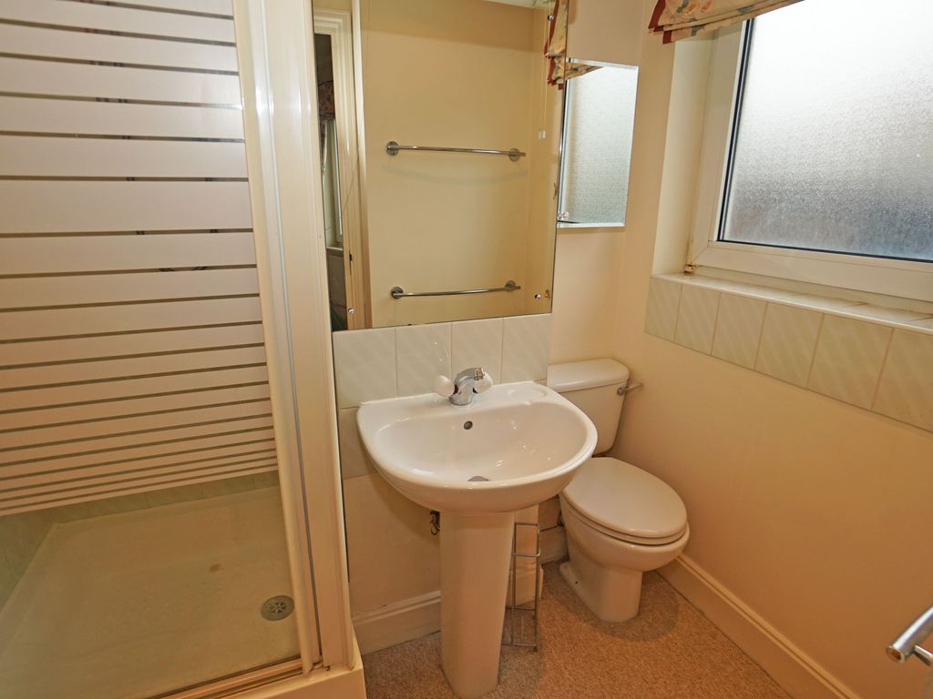 2 bed flat for sale in Oyster Quay, Port Solent PO6, £335,000