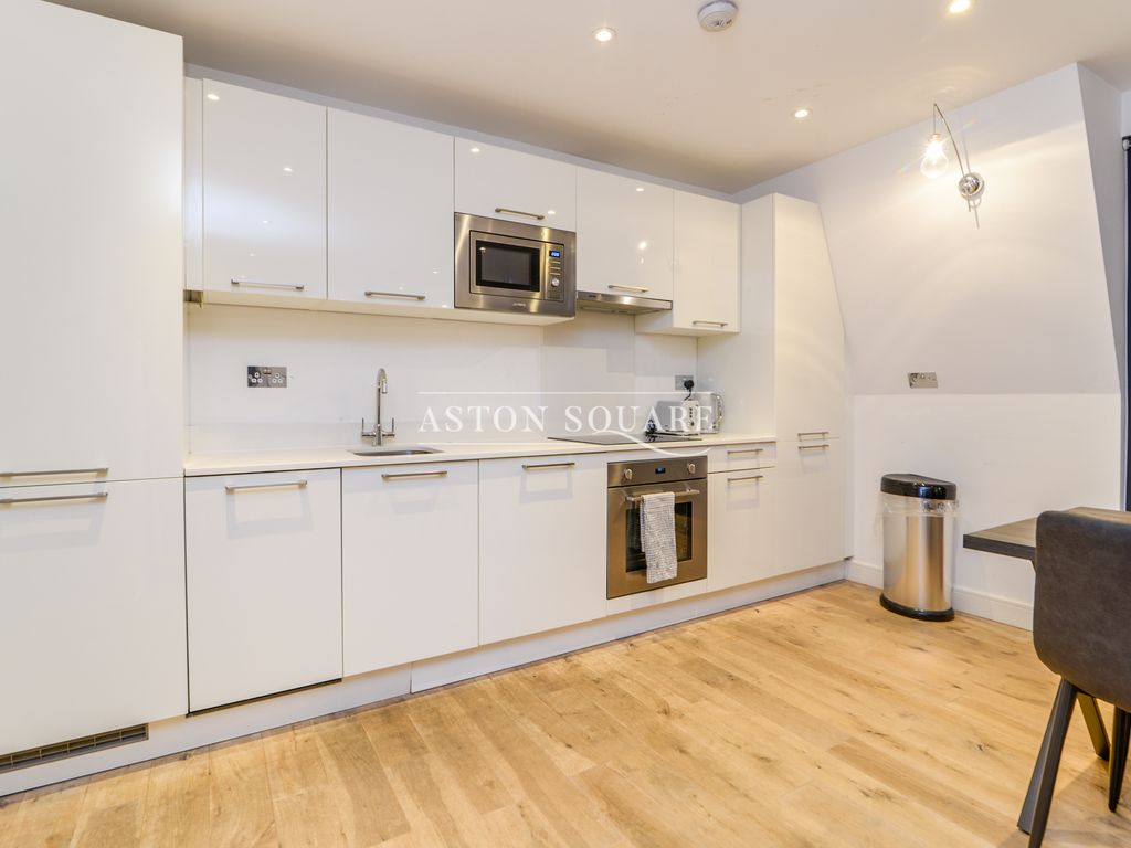 2 bed flat to rent in Horn Lane, London W3, £2,490 pcm