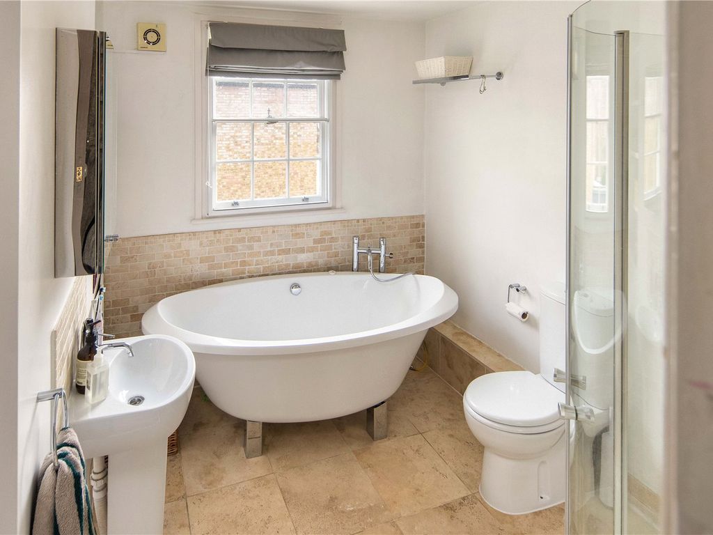 2 bed flat for sale in Queensbridge Road, Dalston, London E8, £775,000
