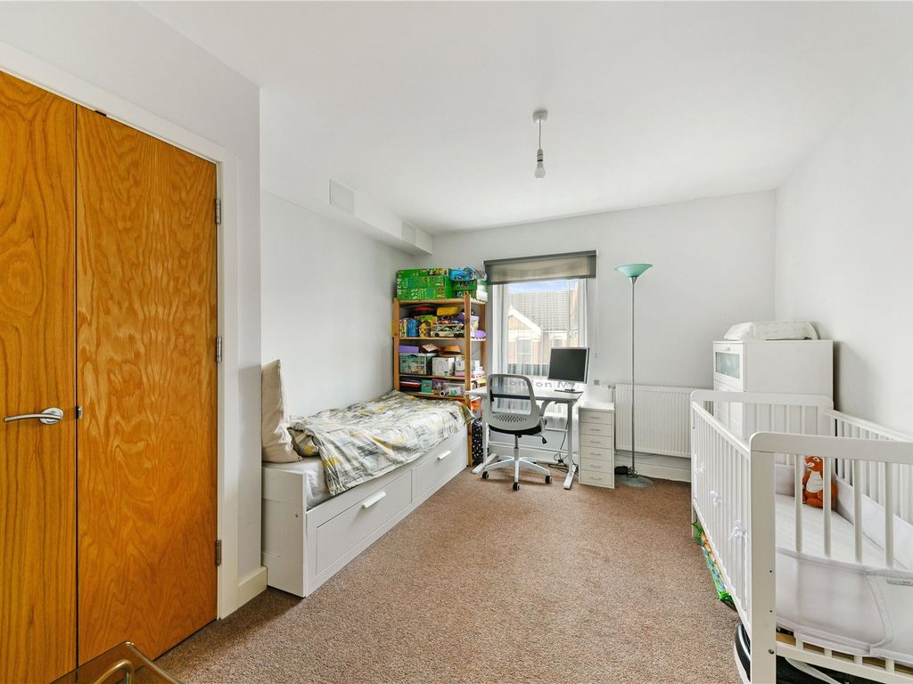2 bed flat for sale in Baker Street, Enfield EN1, £230,750