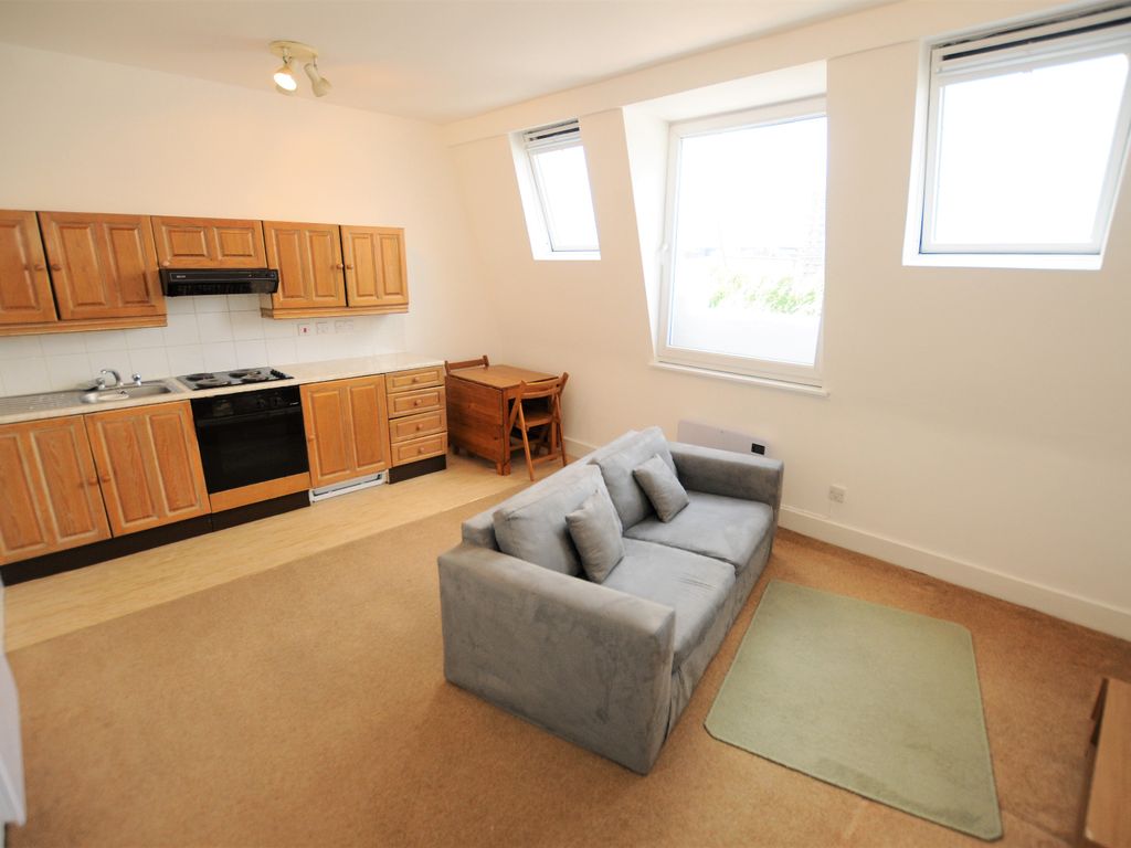 1 bed flat to rent in Chiswick High Road, London W4, £1,300 pcm