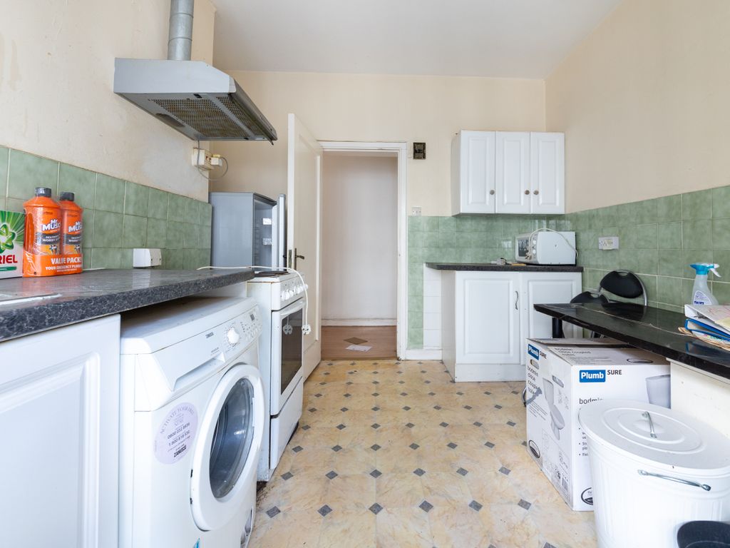 2 bed flat for sale in Brent Street, London NW4, £245,000