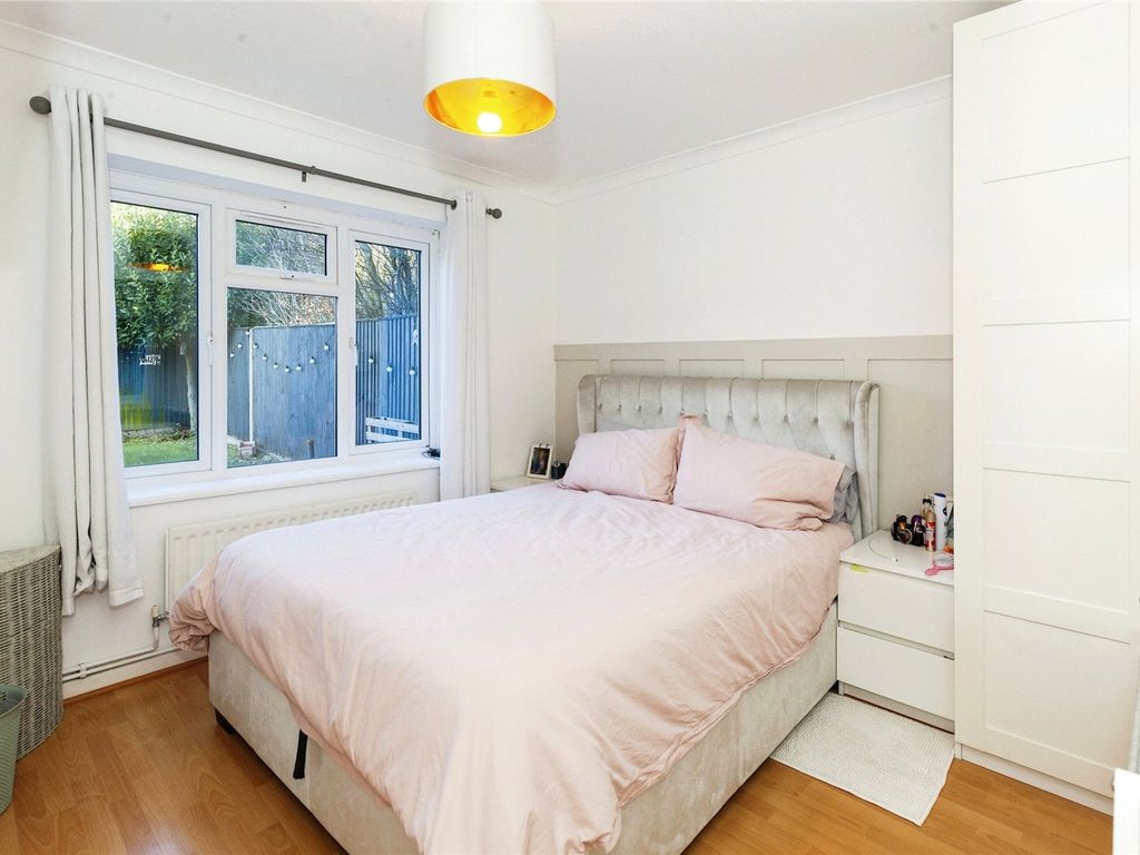 2 bed maisonette for sale in Hillside, Maidenhead, Berkshire SL6, £325,000