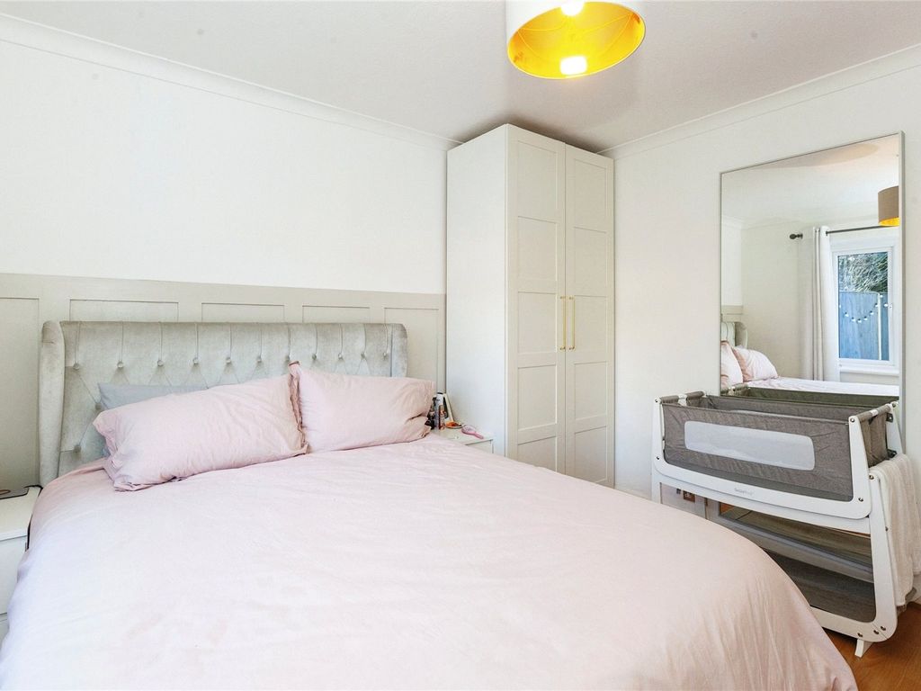 2 bed maisonette for sale in Hillside, Maidenhead, Berkshire SL6, £325,000