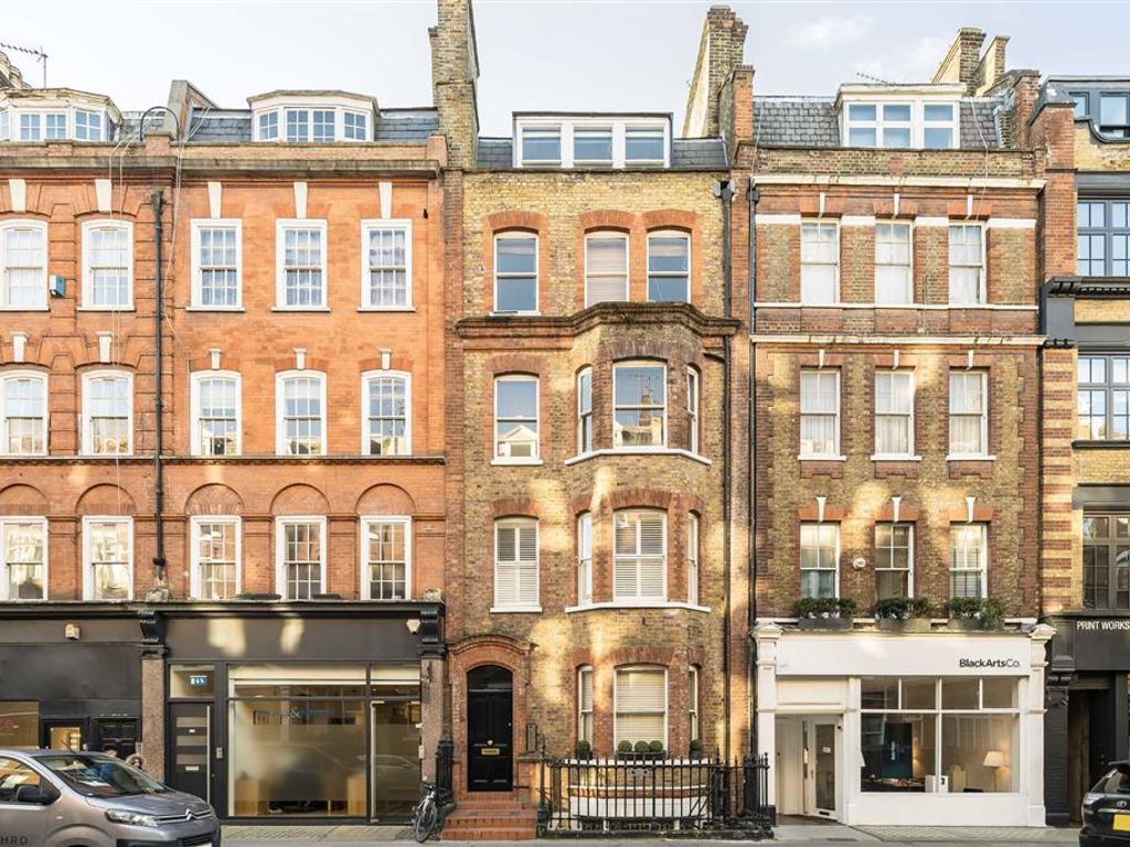 2 bed flat to rent in Great Titchfield Street, London W1W, £3,250 pcm