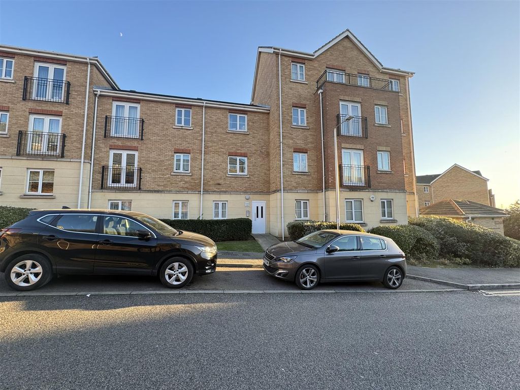2 bed flat for sale in Coniston Avenue, Purfleet RM19, £230,000