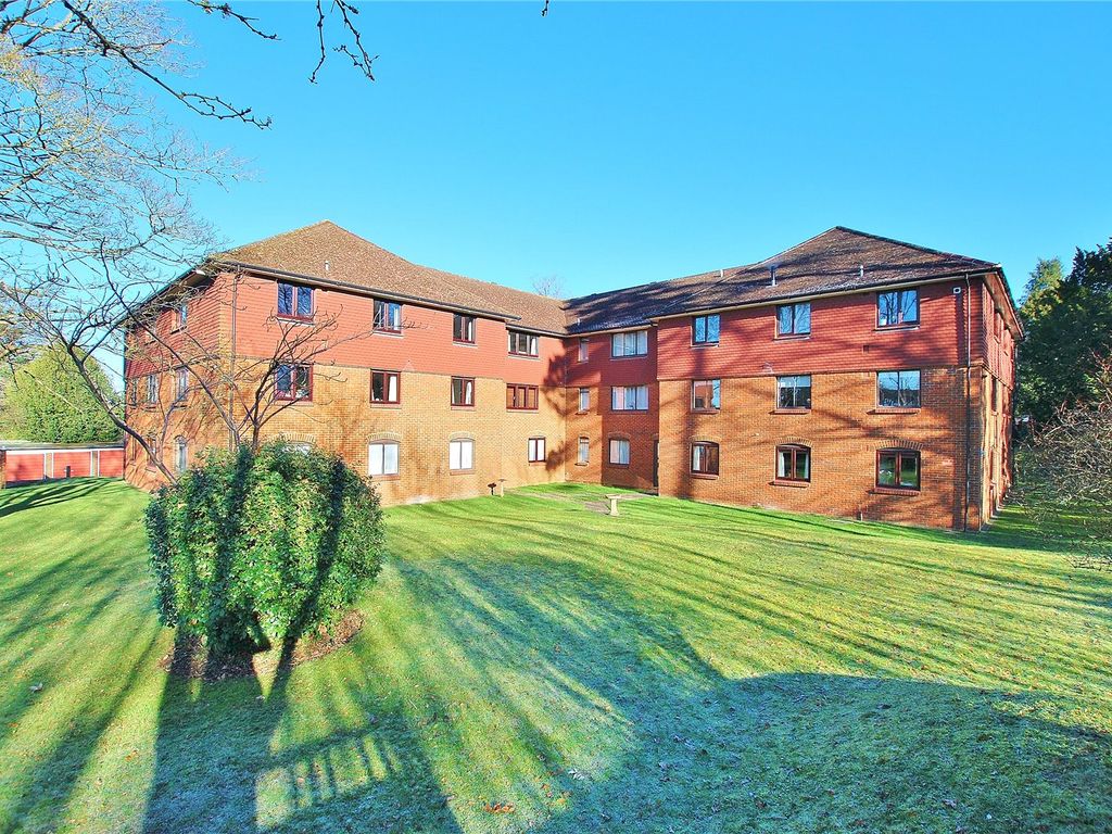 2 bed flat to rent in Boxgrove Road, Guildford, Surrey GU1, £1,595 pcm