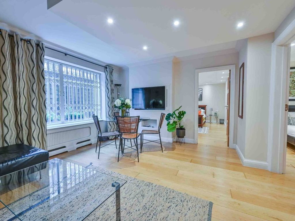 2 bed flat for sale in Bryan Court, Marylebone, London W1H, £1,000,000