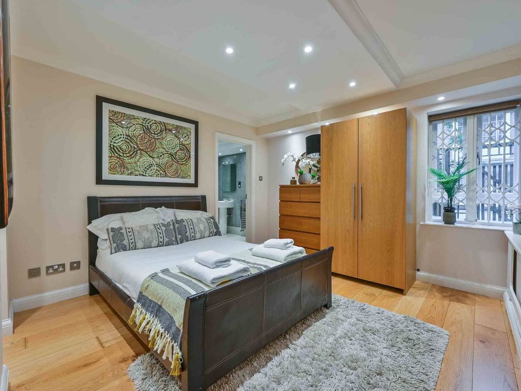 2 bed flat for sale in Bryan Court, Marylebone, London W1H, £1,000,000