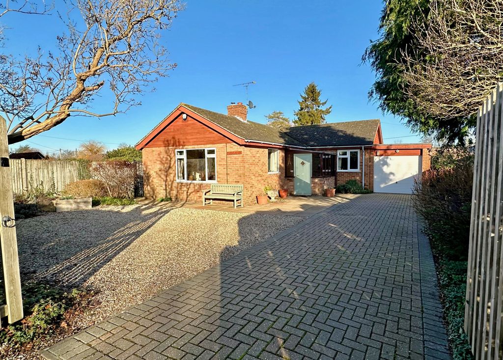 3 bed detached house for sale in Upperton, Brightwell Baldwin, Watlington OX49, £695,000