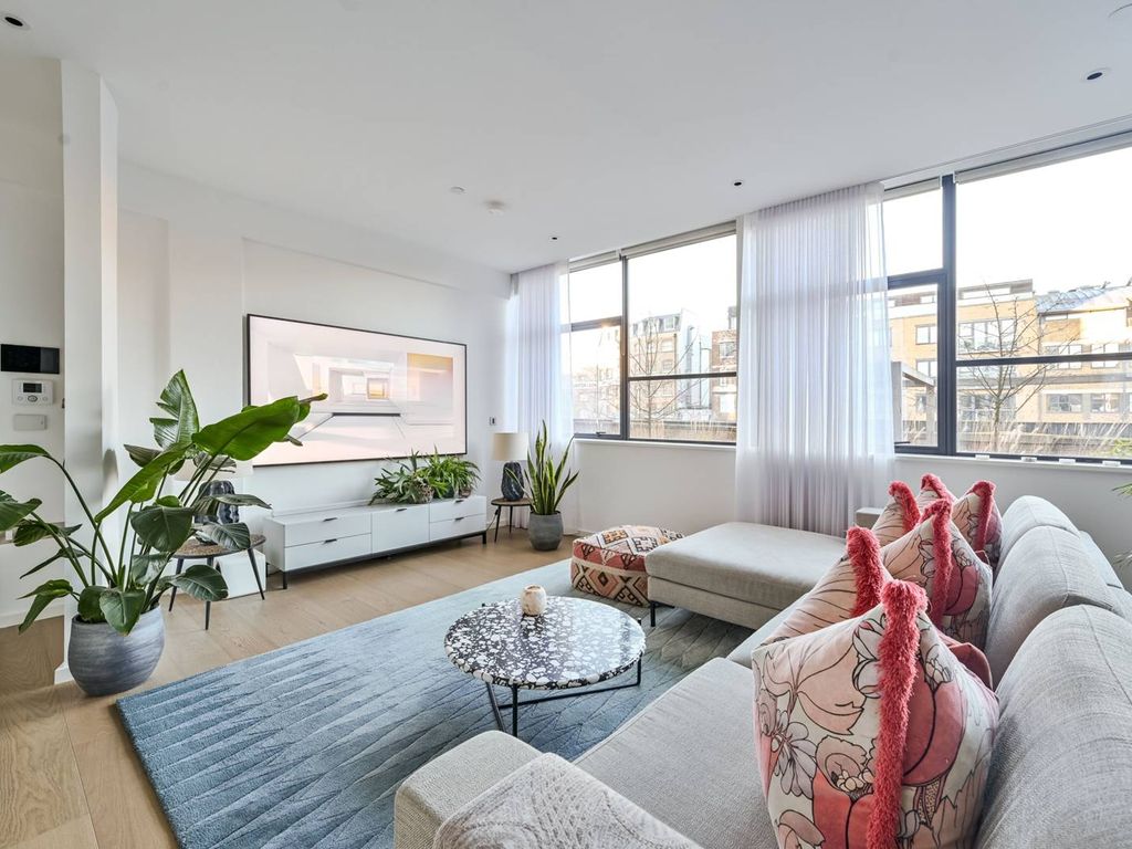 3 bed flat for sale in Long Street, Shoreditch, London E2, £1,150,000