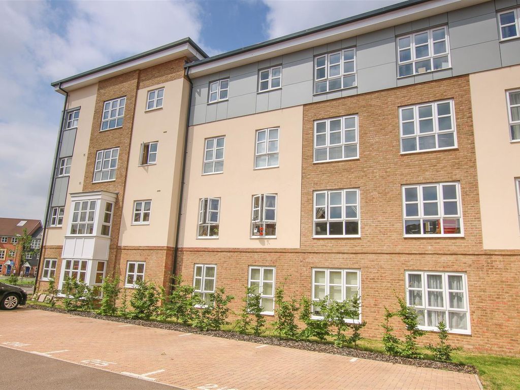 2 bed flat to rent in Gwendoline Buck Drive, Aylesbury HP21, £1,400 pcm