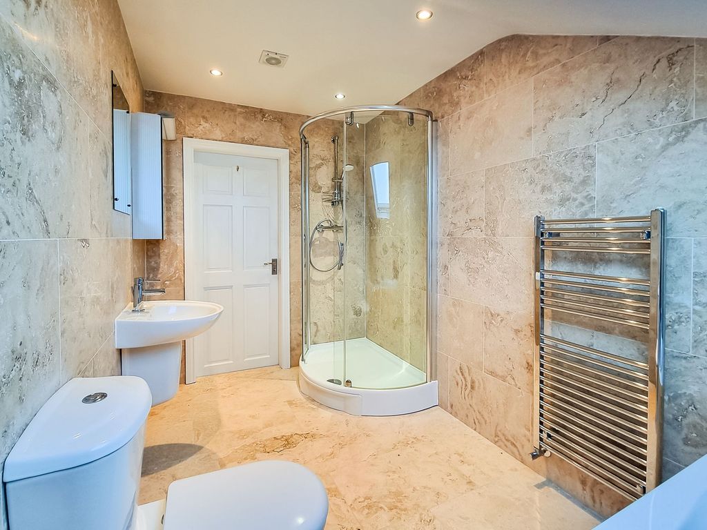 2 bed flat for sale in Cornwall Road, Harrogate HG1, £310,000