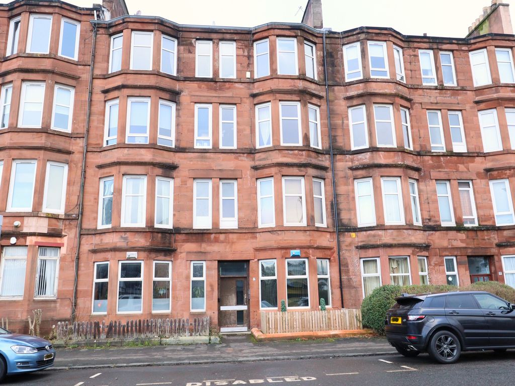 1 bed flat for sale in Kings Park Road, Glasgow G44, £135,000