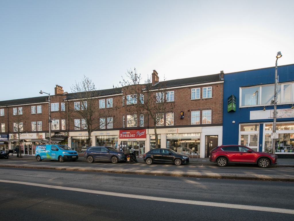 2 bed flat for sale in Heath Road, Twickenham TW1, £435,000