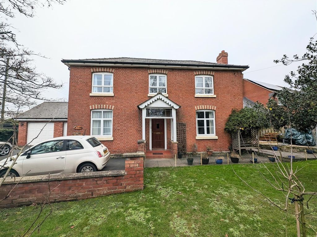 3 bed flat for sale in Lugwardine, Hereford HR1, £270,000