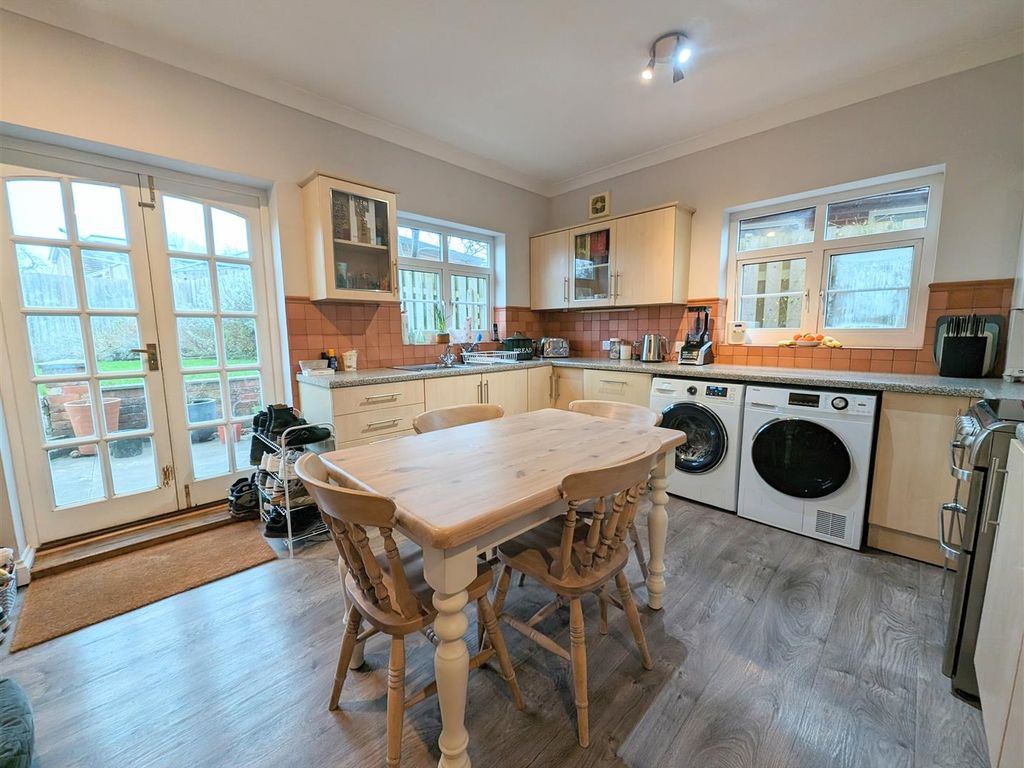 3 bed flat for sale in Lugwardine, Hereford HR1, £270,000