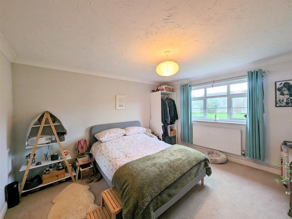 3 bed flat for sale in Lugwardine, Hereford HR1, £270,000