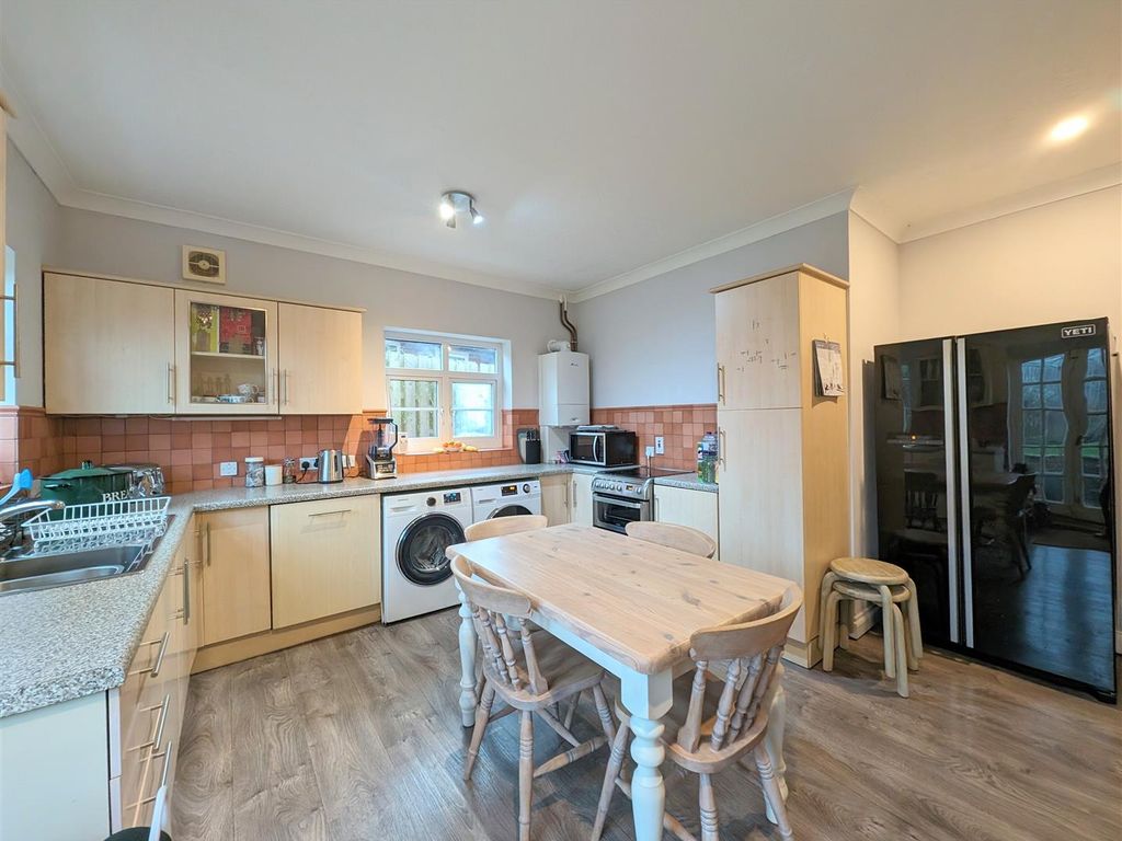 3 bed flat for sale in Lugwardine, Hereford HR1, £270,000