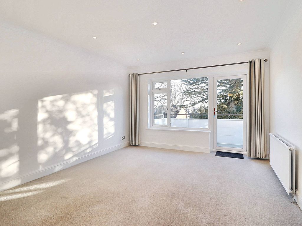 1 bed flat to rent in Queens Road, Hersham, Surrey KT12, £1,150 pcm