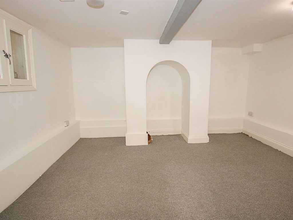 4 bed flat for sale in High Street, Newmarket CB8, £200,000