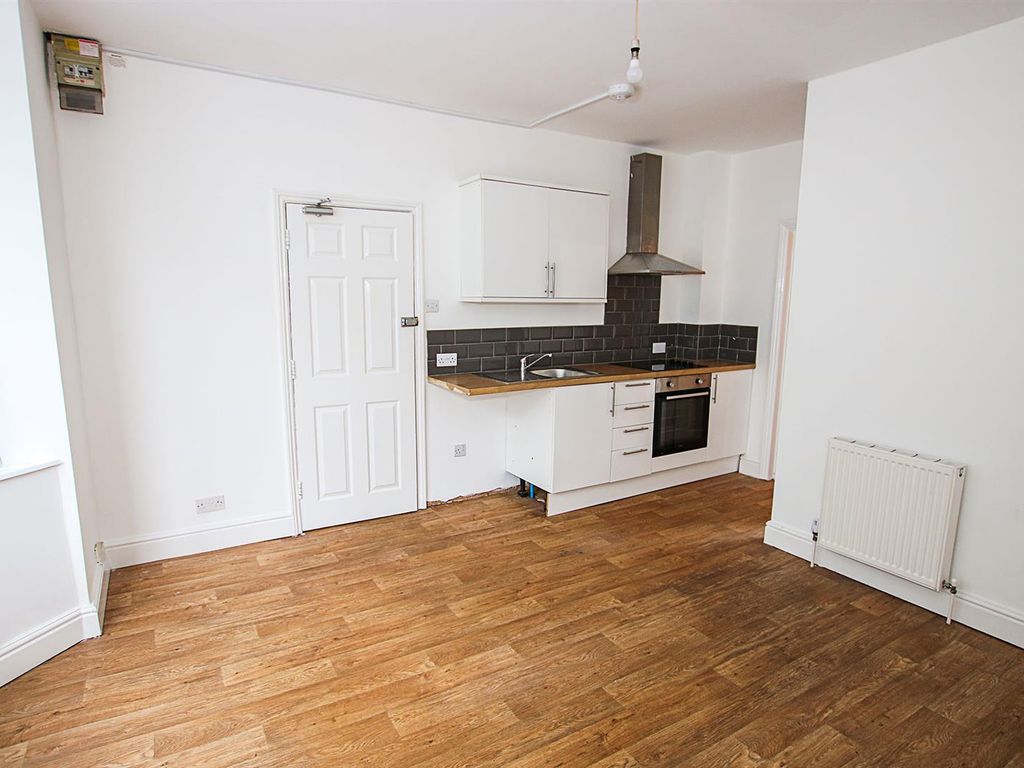 4 bed flat for sale in High Street, Newmarket CB8, £200,000