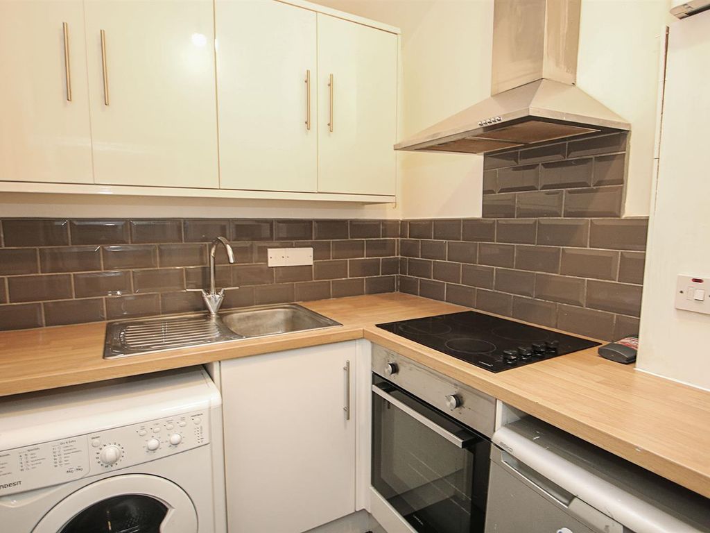 4 bed flat for sale in High Street, Newmarket CB8, £200,000