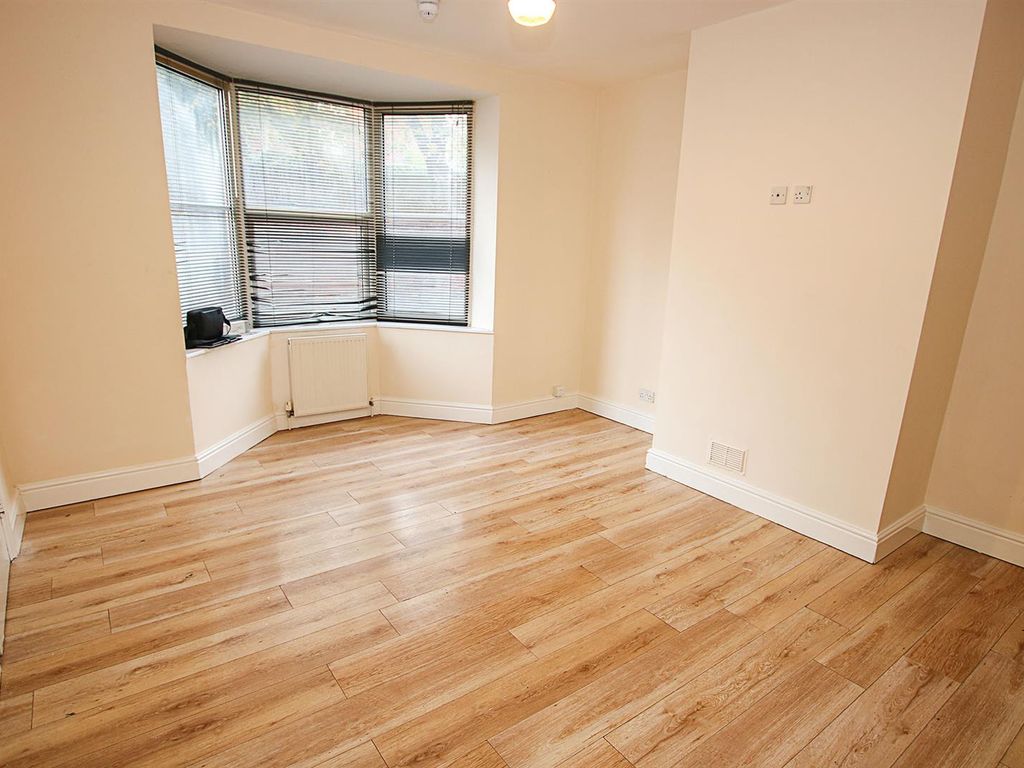 4 bed flat for sale in High Street, Newmarket CB8, £200,000