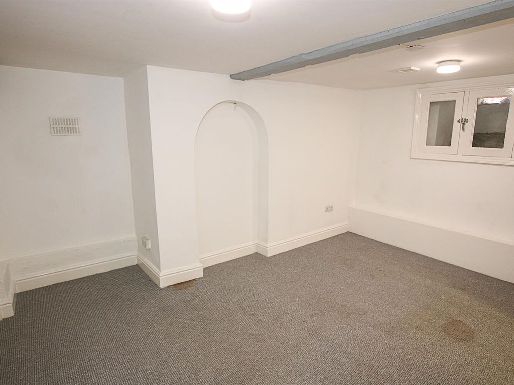 4 bed flat for sale in High Street, Newmarket CB8, £200,000