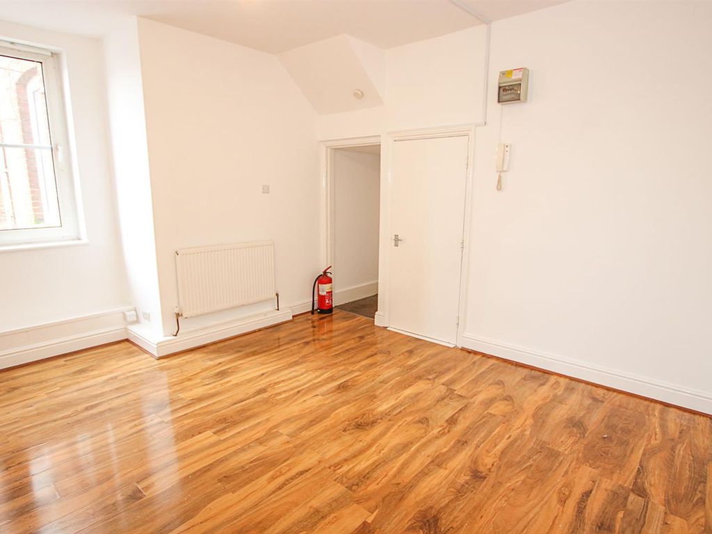 4 bed flat for sale in High Street, Newmarket CB8, £200,000