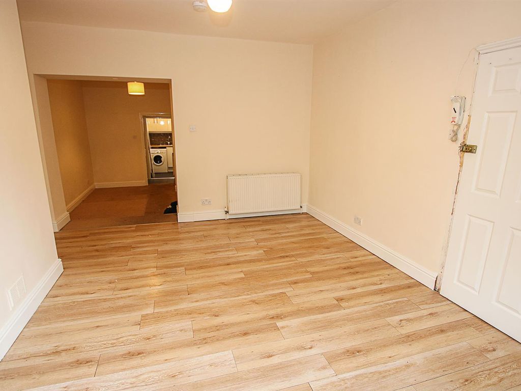 4 bed flat for sale in High Street, Newmarket CB8, £200,000