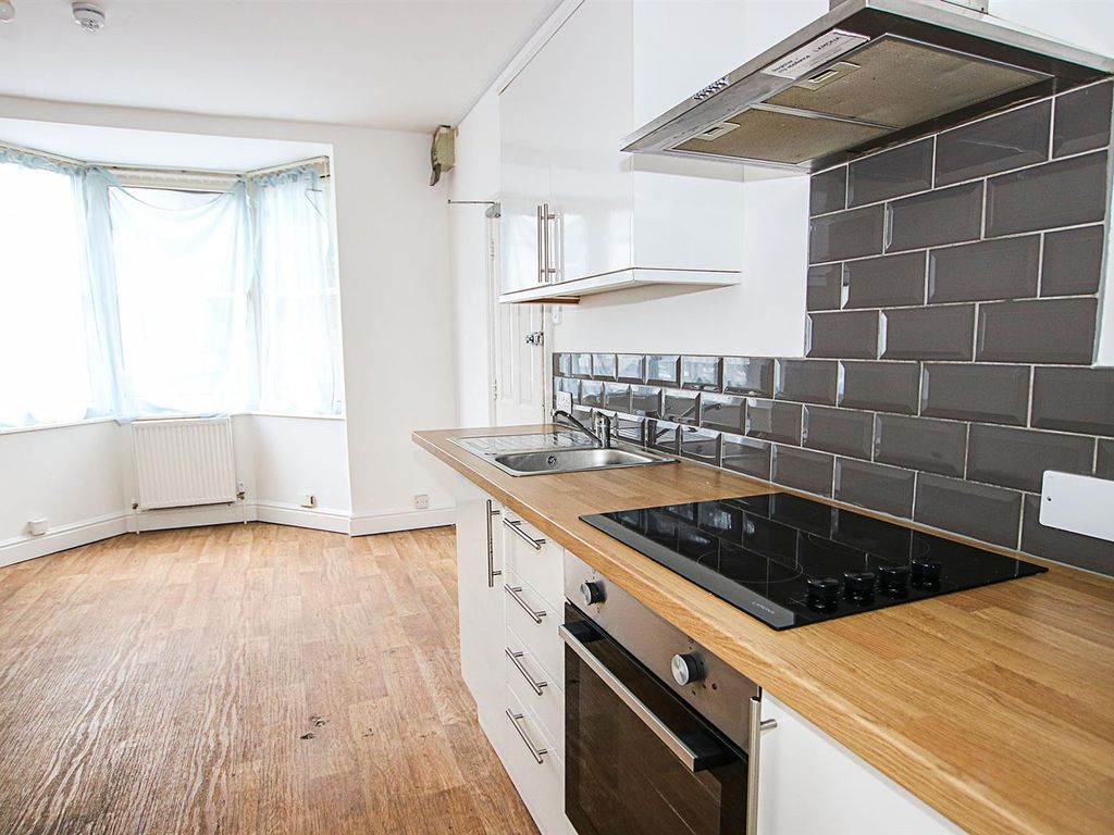 4 bed flat for sale in High Street, Newmarket CB8, £200,000