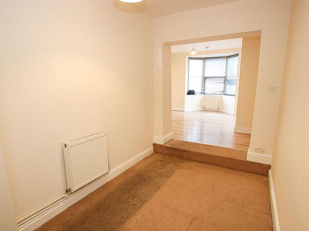 4 bed flat for sale in High Street, Newmarket CB8, £200,000