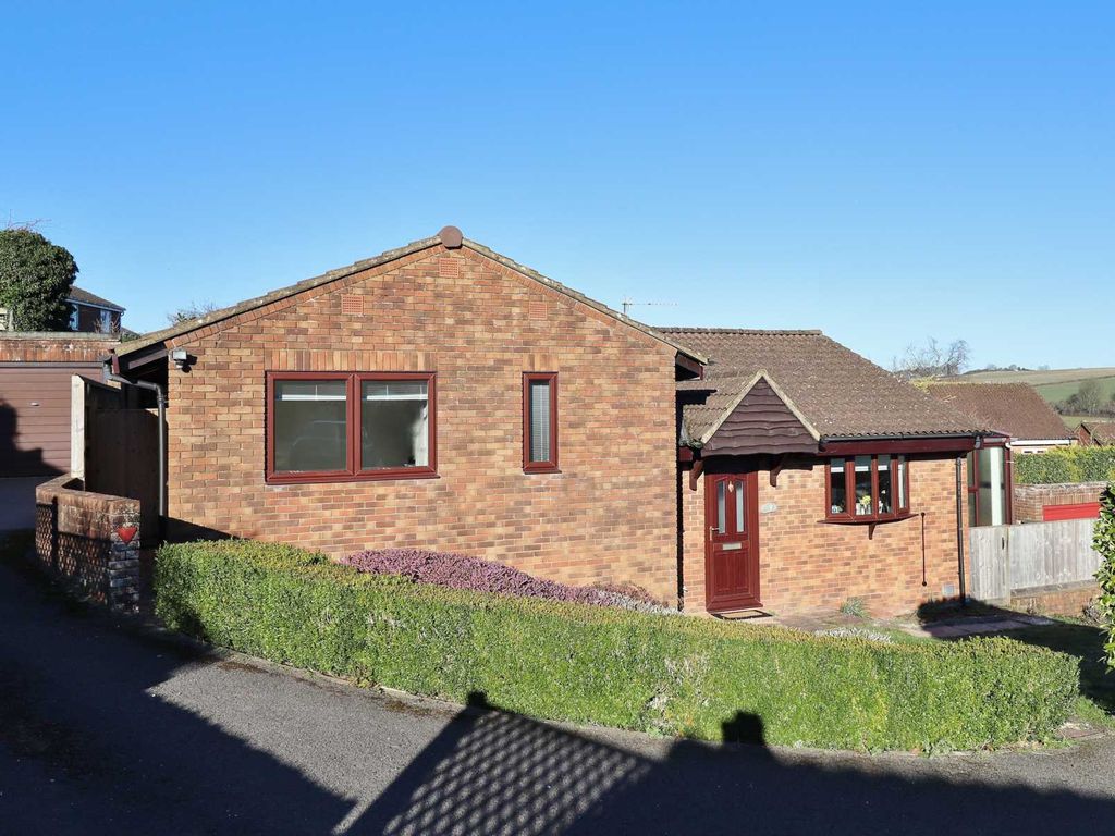 3 bed detached bungalow for sale in Baywater, Marlborough SN8, £425,000