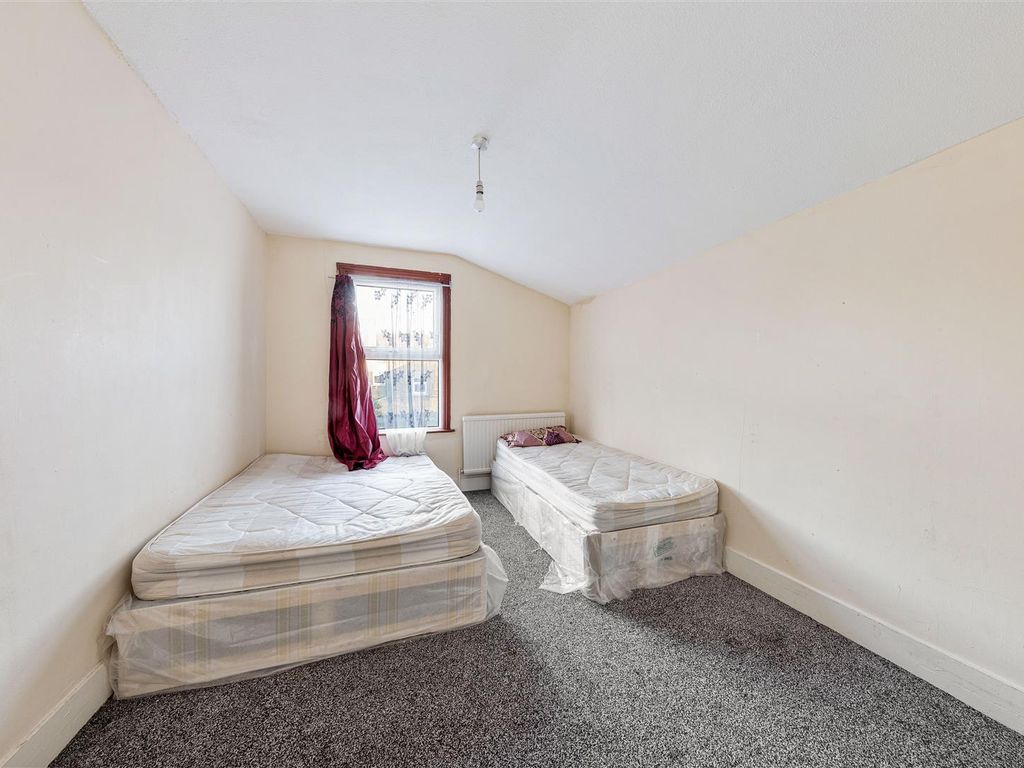 1 bed flat for sale in Elsham Road, London E11, £225,000