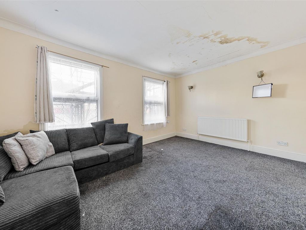 1 bed flat for sale in Elsham Road, London E11, £225,000