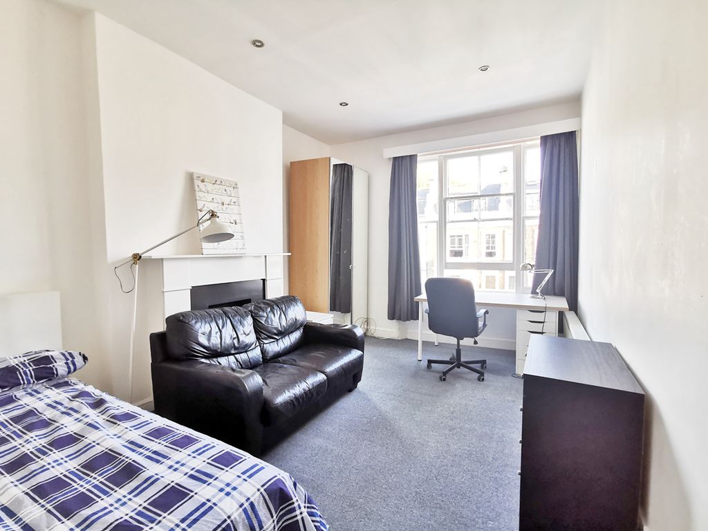 3 bed flat to rent in Longridge Road, London SW5, £3,384 pcm
