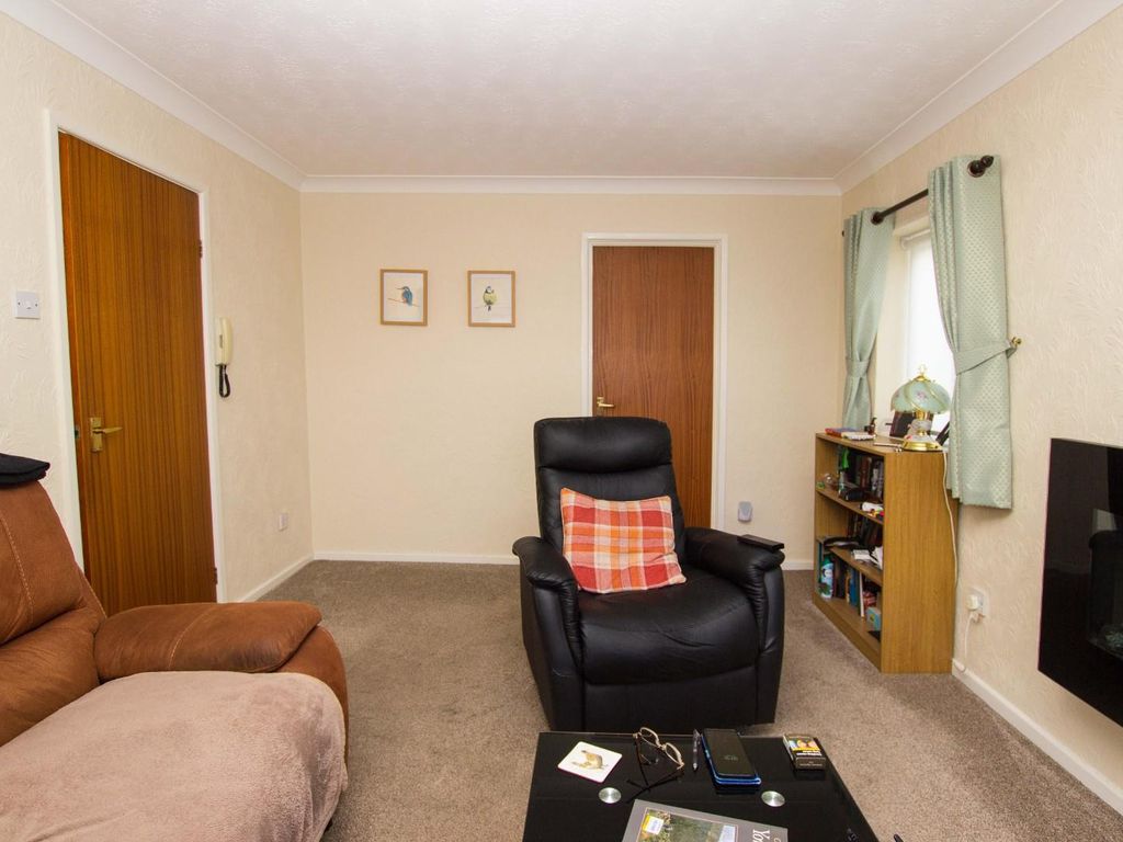2 bed flat for sale in Preston Old Road, Feniscowles, Blackburn BB2, £95,000
