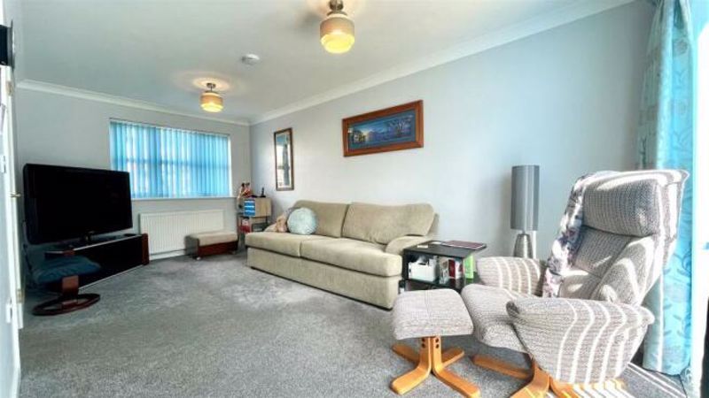3 bed detached house to rent in Prior Close, Boscombe, Bournemouth BH7, £1,680 pcm